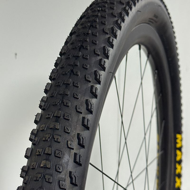 Neumático de bicicleta de mont - Mountain Biking Races reseña y precio